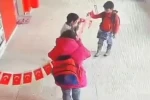 Erzurum’dan yürekleri ısıtan görüntüler: Minikler yere düşen bayrağı asmak için seferber oldular