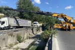 Esenler’de dereye uçan tır çıkarıldı