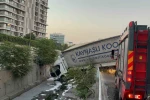Esenler’de tır yol kenarındaki dereye uçtu: 1 yaralı