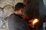 Eski yöntemlerle ürettiği kebap şişlerini 15 ülkeye ihraç ediyor