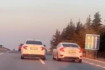 Eskişehir- Bursa yolunda birbirini sıkıştıran 2 araç trafiği tehlikeye attı
