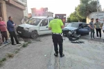 Eskişehir’de 2 araç kafa kafaya çarpıştı, faciadan dönüldü
