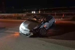 Eskişehir’de alkollü sürücünün kullandığı otomobil orta refüjdeki tabelayı devirdi