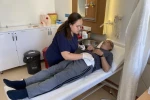 Eskişehir’de hastalar ve refakatçileri, Stoma ile nasıl ilgileneceklerini hastanede öğreniyor