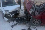 Eskişehir’de iki araç kafa kafaya çarpıştı: 1’i ağır 3 yaralı