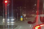 Eskişehir’de raylarda ilerleyen otomobil tehlikeye davetiye çıkardı