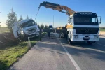 Ev eşyası yüklü tır şarampole devrildi