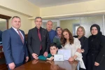 Evde eğitim alan öğrenciler karnelerini Kahraman’dan aldı 