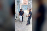 Eve giren yılan paniğe neden oldu