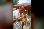 Eve giren yılanı yakalayıp boynuna sardı