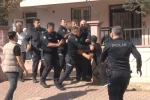 Evi yakmaya çalıştı, eşyaları sokağa fırlattı, çıkışta akraba dayağı yedi