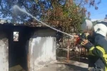 Evin damında çıkan yangına yoldan geçen tanker müdahale etti