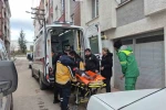 Evinde düşen 86 yaşındaki kadını polis kapıyı kırarak kurtardı