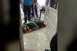 Evinde düşerek yaralanan şahıs ekiplerin yardımıyla hastaneye kaldırıldı