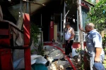 Evinde yangın çıkan adam söndürme çalışmalarını çaresiz gözlerle izledi