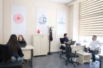 Evini yenilemek isteyen ofislere koşuyor