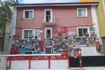 Evinin dış cephesini Kütahya’ya özgü çini tabaklarla kapladı