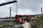 Eyyüpsultan’da kar küreme aracı buzlu yolda devrildi: 1 yaralı