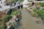 Fabrika atıklarının bırakılmasıyla yıllar içinde çöplük haline gelen derenin kokusu vatandaşlar canından bezdirdi