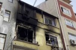 Fatih’te 2 katlı binada çıkan yangında mahsur kalan 4 kişi kurtarıldı