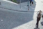 Fatih’te araçtan çantayı böyle çaldılar