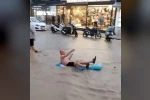 Fethiye’de turistler sel sularında eğlendi
