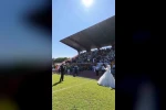 Final maçını gelinlik ve damatlıkla izlediler 