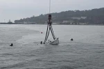 Fırtınada batan mini yat vinç yardımıyla karaya çıkarıldı