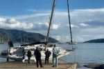 Fırtınada karaya vuran yelkenliler kaldırılıyor