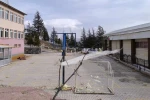 Fırtınada okulun çatısı uçtu