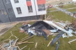 Fırtınada uçan çatı dairenin içine girdi
