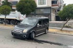 Freni boşalan hafif ticari araç 2 metreden yola düştü