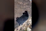 Freni boşalan traktör eve daldı