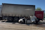 Freni patlayan kamyon 2 araca çarptı; 3 kişi yaralandı