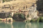 Gaziantep’te sıcaktan bunalan gençler Sıtma Pınar Çayı’na akın etti