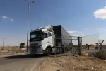 Gazze'ye gönderilen yardım tırları Kerem Şalom'dan bölgeye giriş yapıyor