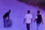 Gece yarısı aracın lastiği patlayınca başka aracın yedek lastiğini çaldılar: O anlar kamerada