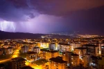 Geceyi aydınlatan şimşekler görsel şölen sundu