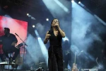 Gediz Tarhana Festivalinde Merve Özbey hem şarkılarıyla hem de cömertliği ile gönülleri fethetti