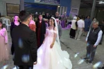 Gelin damat düğünü yarıda kesip Ata’sını andı