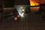 Genç kız çatıya çıktı, kurtarmak isteyenlerle birlikte mahsur kaldı