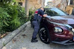 Geri kayan otomobil ağaca çarpı: 3 yaralı