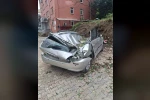 Giresun’da devrilen ağaç bir aracı kullanılamaz hale getirdi