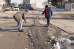 Gölbaşı ilçesinde caddelerdeki karları esnaflar temizledi