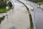 Göle dönen yolda araçların zorlu ilerleyişi havadan görüntülendi