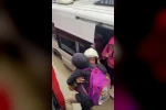 Göle dönen yolda mahsur kalarak korku dolu anlar yaşayan servisteki öğrencileri itfaiye kurtardı