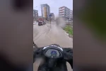 Göle dönen yollarda direksiyon başındaki motokurye yaşadıklarını kayda aldı