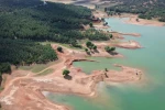 Gölette su çekilmesinin ardından obruk oluştu