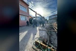 Gönen’de çalışma halindeki beton mikseri yan yattı