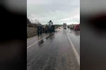 Gönen’de kamyon devrildi: 1 yaralı